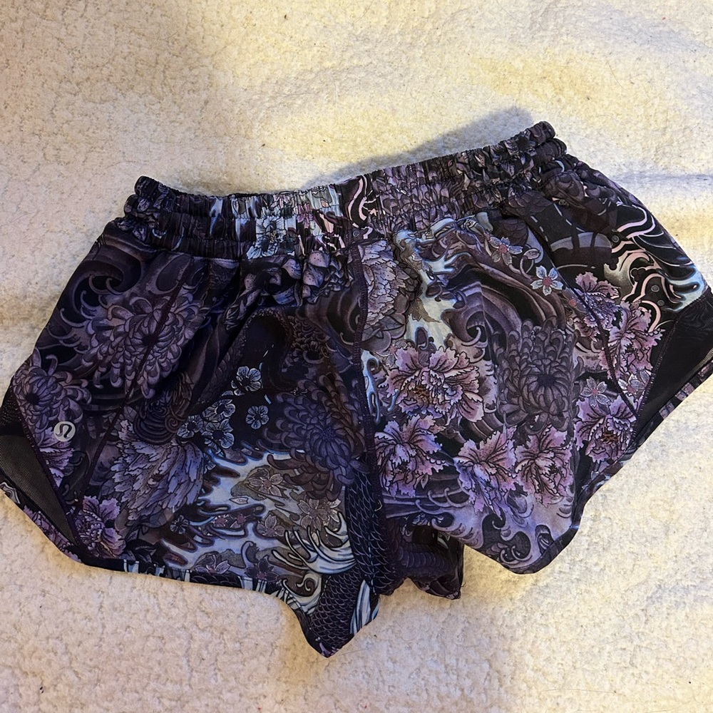 Lululemon Hotty Hot Short Size 6 2.5”